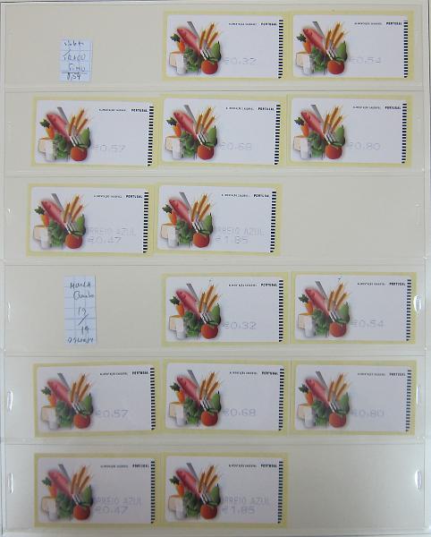 0265 (332).jpg -     Lote:    265      Colecção Especializada - Etiquetas      Lotes Especiais       Descrição:      1981/2010 &mdash; Etiquetas.   Coleção composta por 12 álbuns com etiquetas desde percursoras e Framas até 2010, com provas, erros, FDC's, etiquetas novas e usadas, sobrescritos circulados, variedades de impressão e papéis. Importante estudo. Lote a ver.        Lote ETQ       Valor Base:     &euro; 3000,00     Valor Venda:     &euro;      